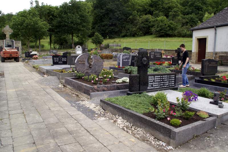 Unser Friedhof wird verschoenert 2008 Bild Nr.029